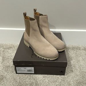 New without Box Crown Vintage Chelsea boots